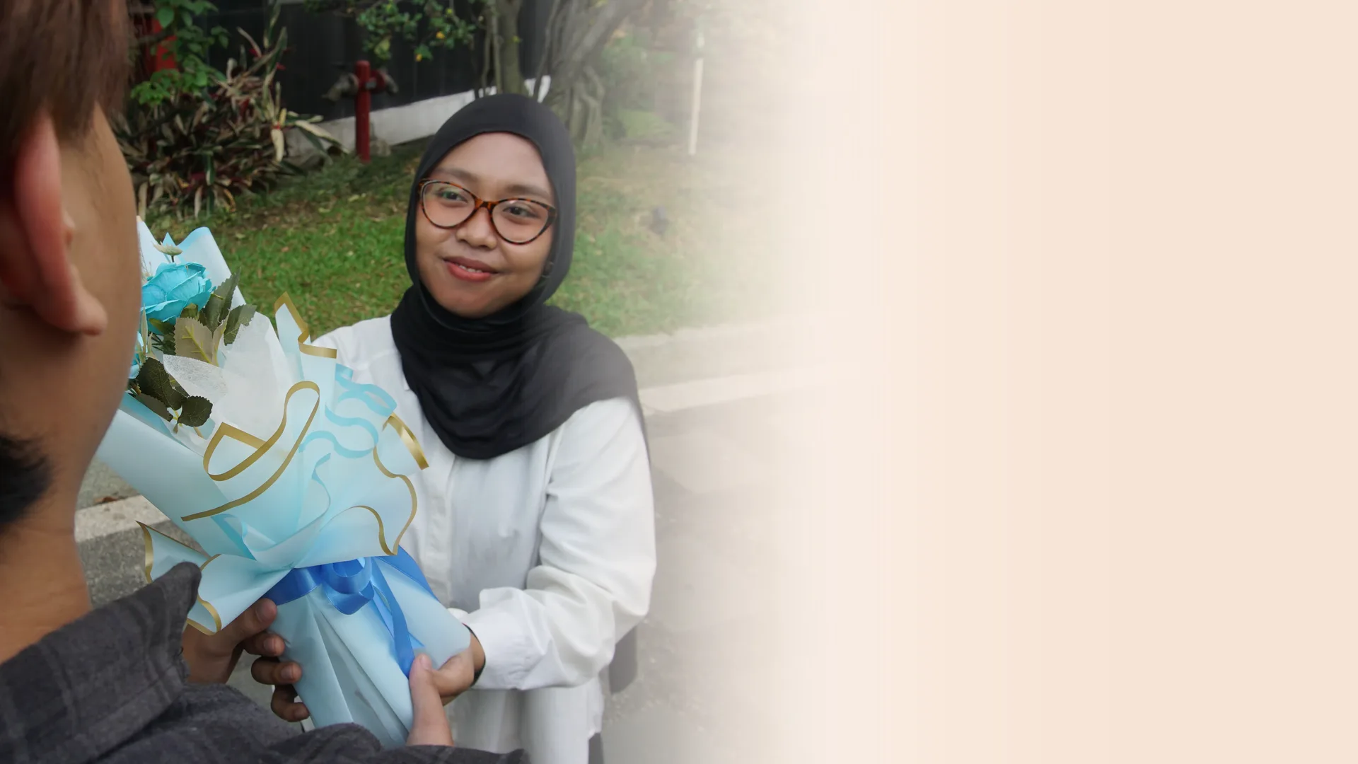 Pelanggan menerima buket